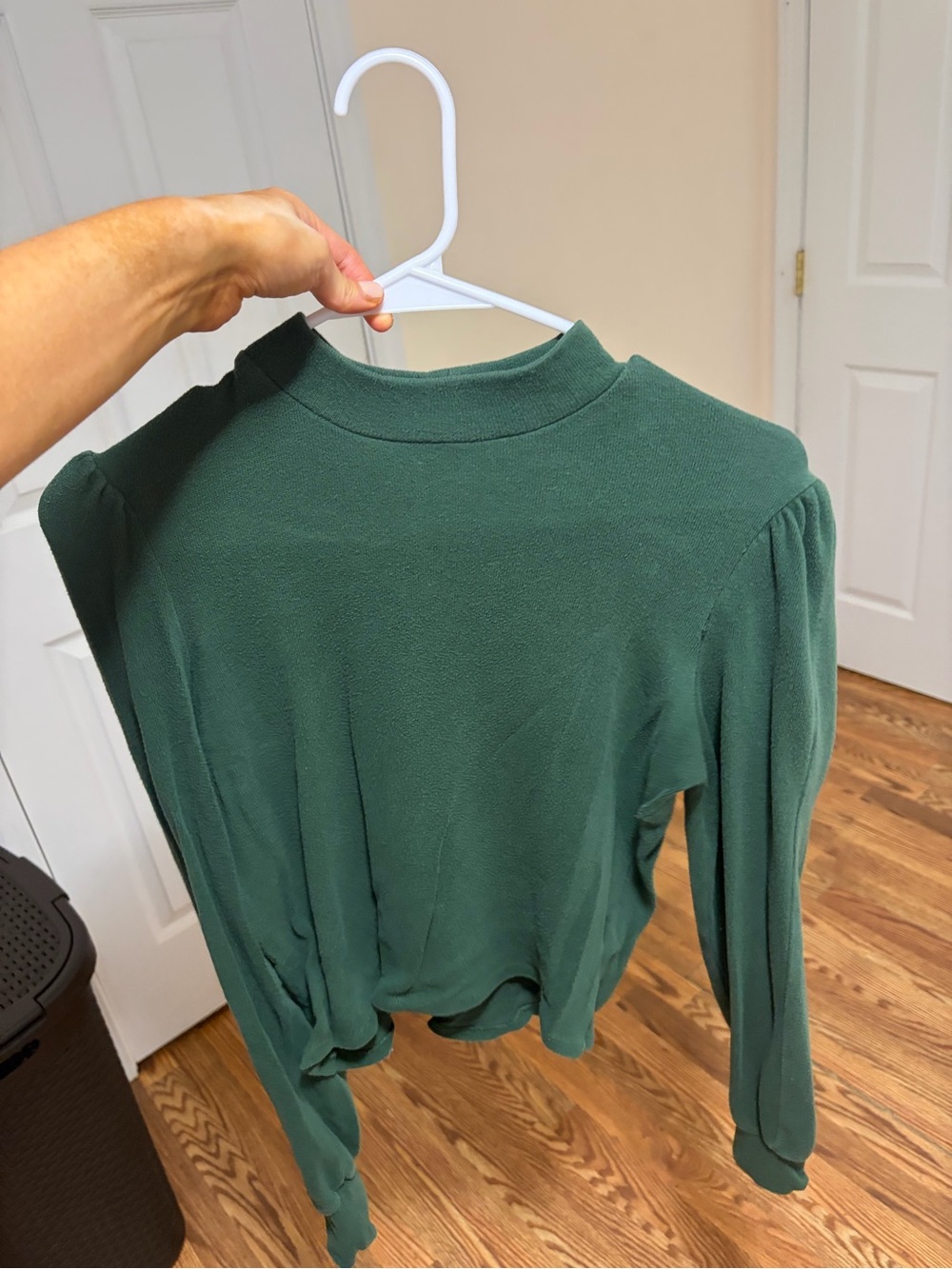 Elie Tahari Women’s Dark Green Mock Neck Long Sleeve Cropped Sweater Top